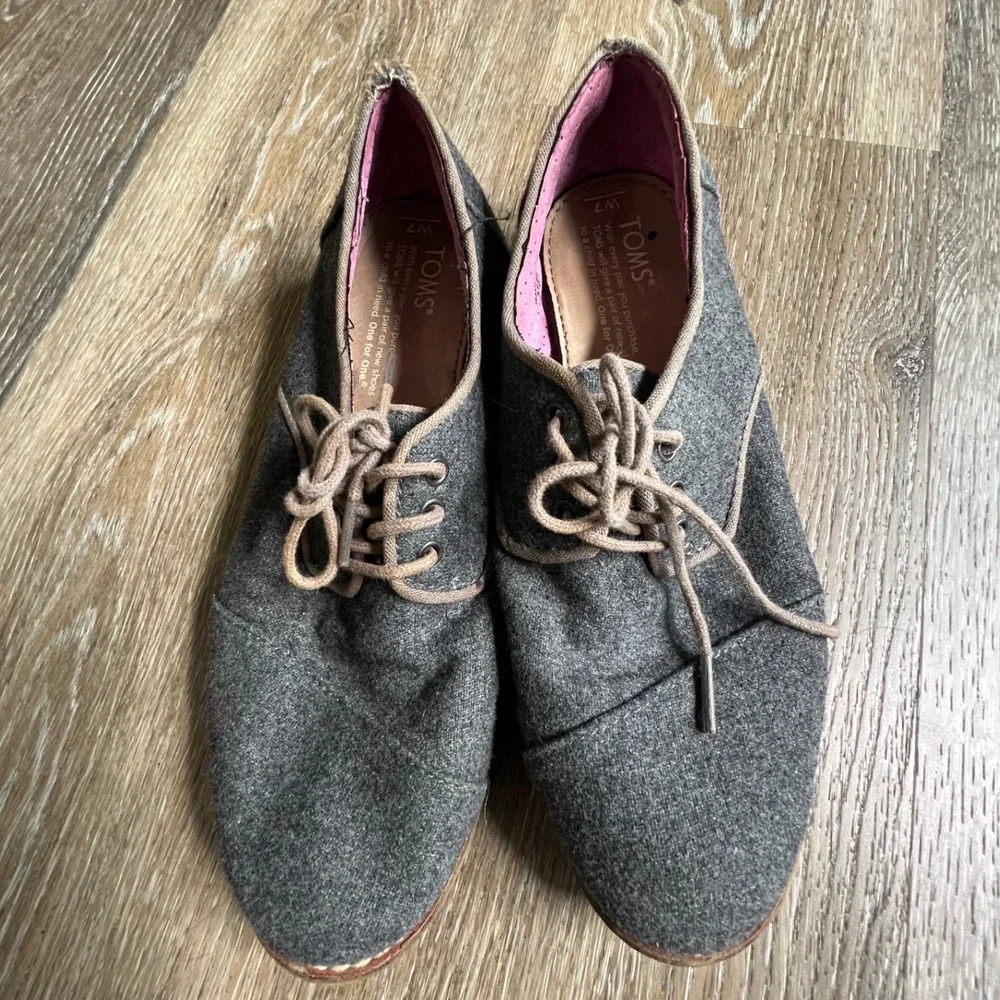 TOMS Oxford Shoes Womens 7 Grey Felt Lace Up Cap Toe Brogue Flats 3256
